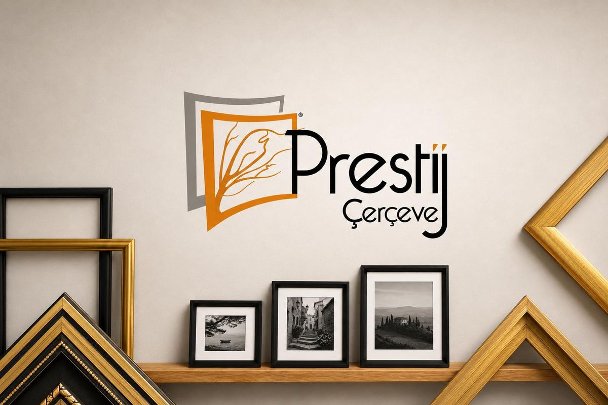 Duvarda Prestij Çerçeve logosu; rafta siyah çerçeveli fotoğraflar, yanlarda altın ve siyah çerçeve profilleri